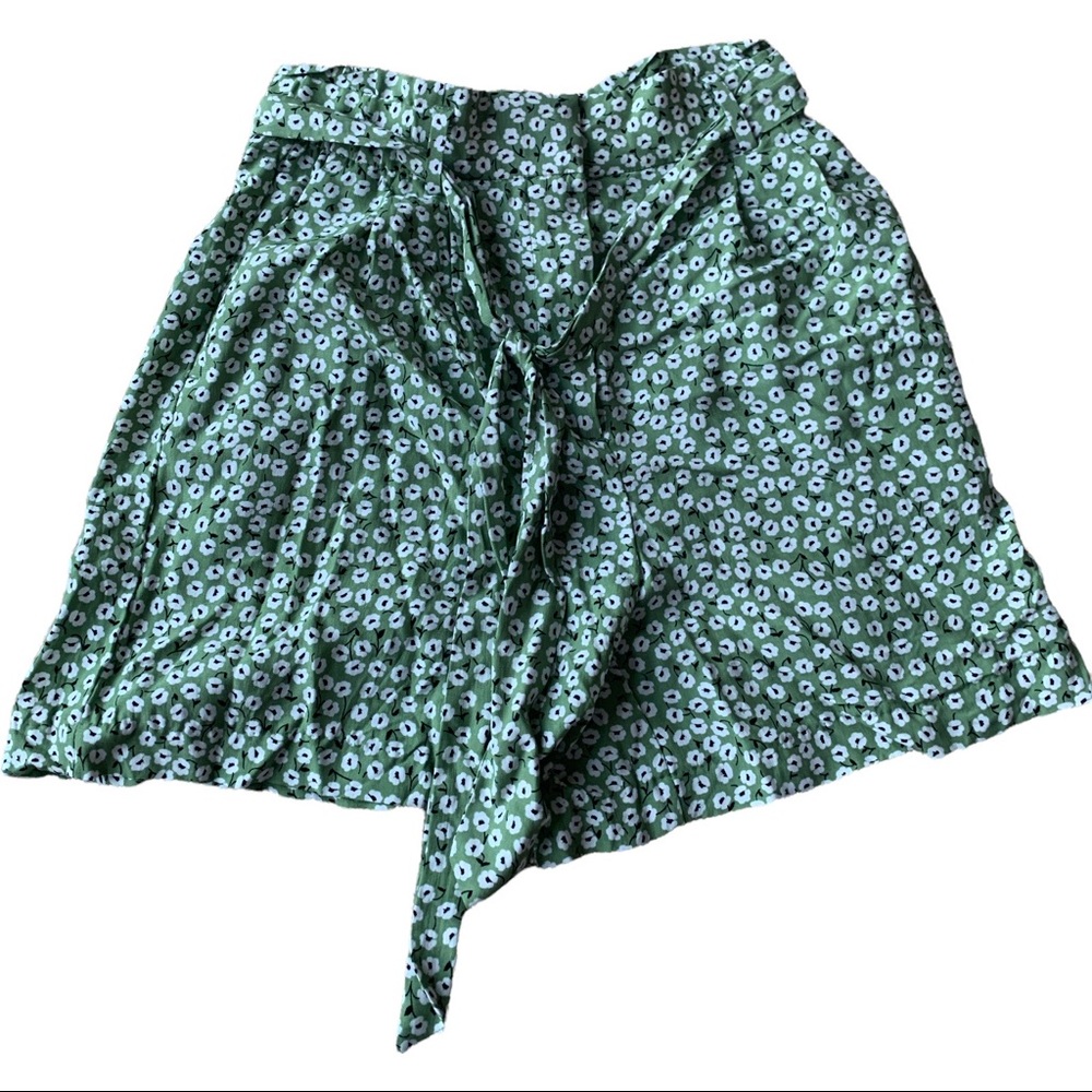 H & M paperbag waist flower shorts polyester green black white size 6